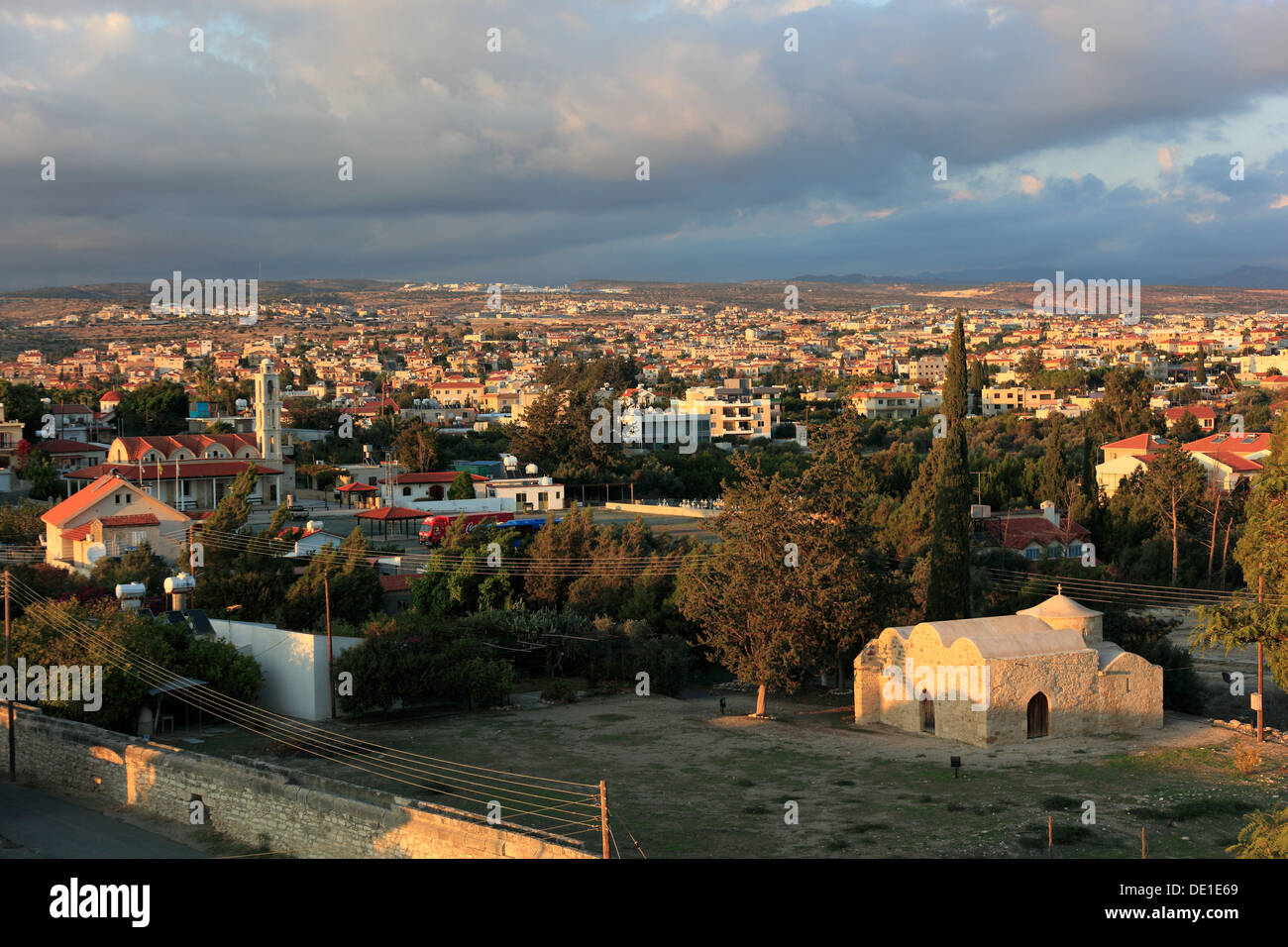 Chipre, en la iglesia de Agios Efstathios Kolossi y con vistas a la ciudad de Limassol, Lemesos, Limassol, Foto de stock
