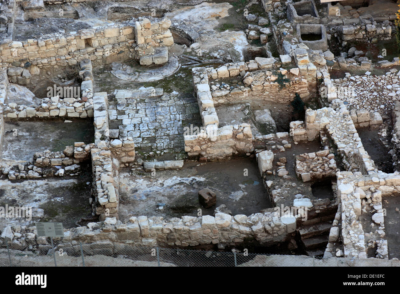Chipre el castillo Kolossi, construido en 1210, con vistas a las ruinas junto a la fortaleza Foto de stock