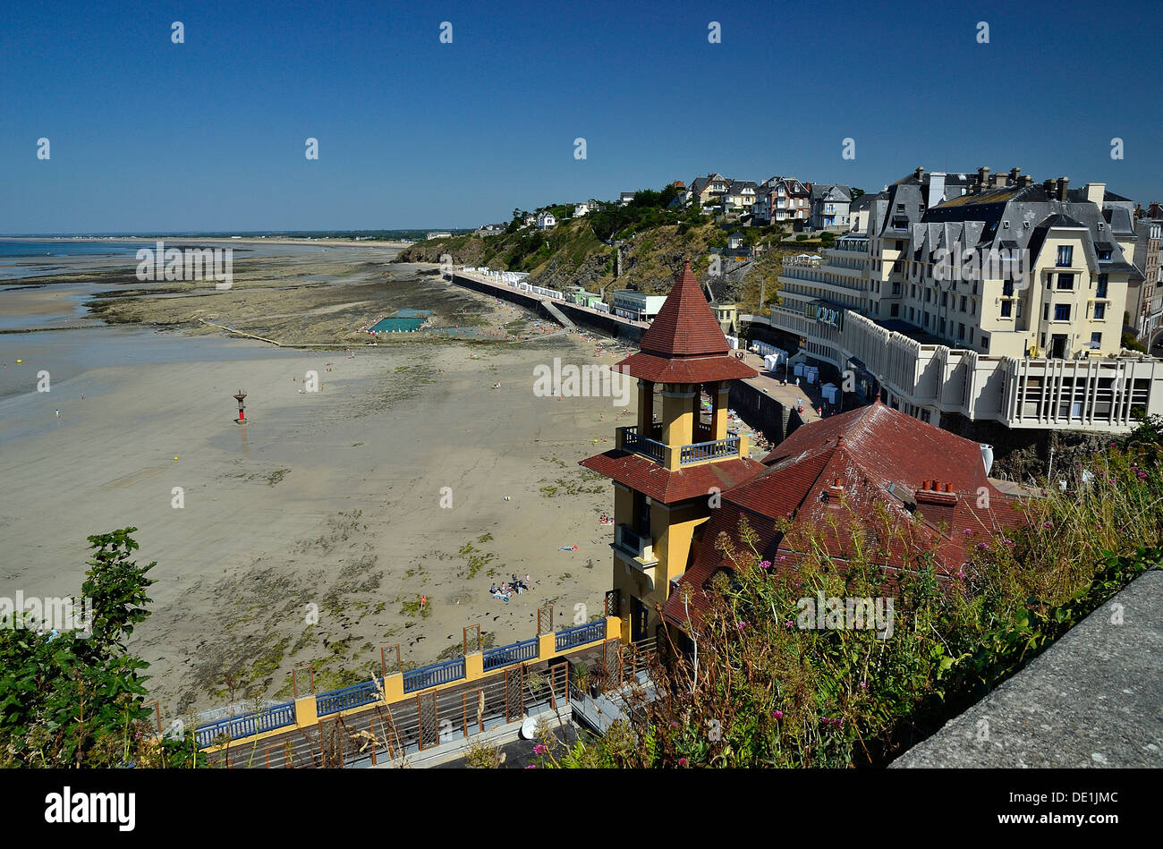 Playa 'Plat Gousset' en marea baja, y 'Promenade du Plat Gousset', en Granville (Baja Normandía, Francia). Foto de stock