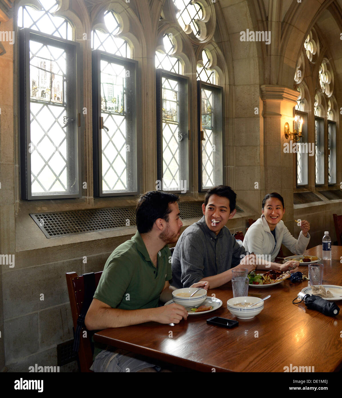 Los estudiantes de la Universidad de Yale comer en Calhoun residencial de la Universidad de la Escuela de Verano de la Universidad de Yale. Foto de stock