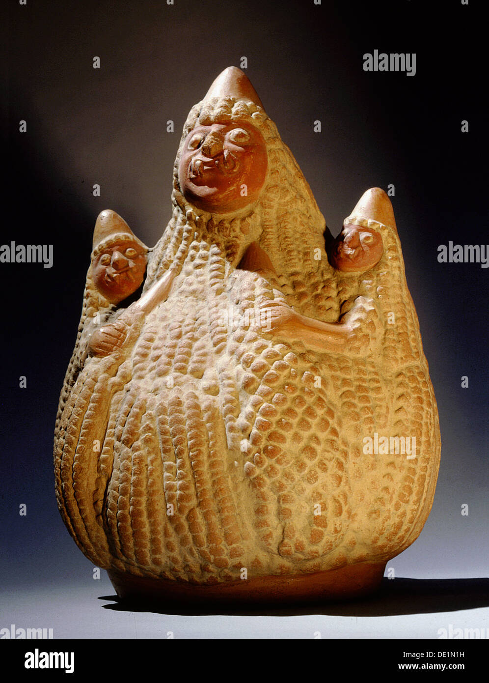 Jarra efigie Mochica representando tres mazorcas de maíz fanged anthropomorphised cuyas bocas y mirando a los ojos sugieren que son dioses asociados con una fertilidad Foto de stock