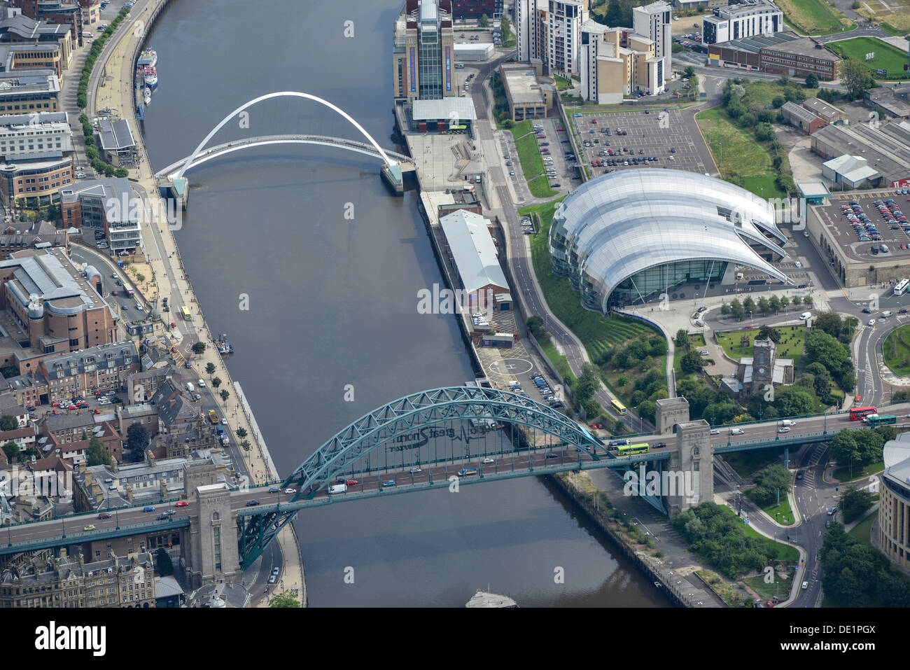 Fotografía aérea de los puentes Tyne y el Sage Gateshead Foto de stock