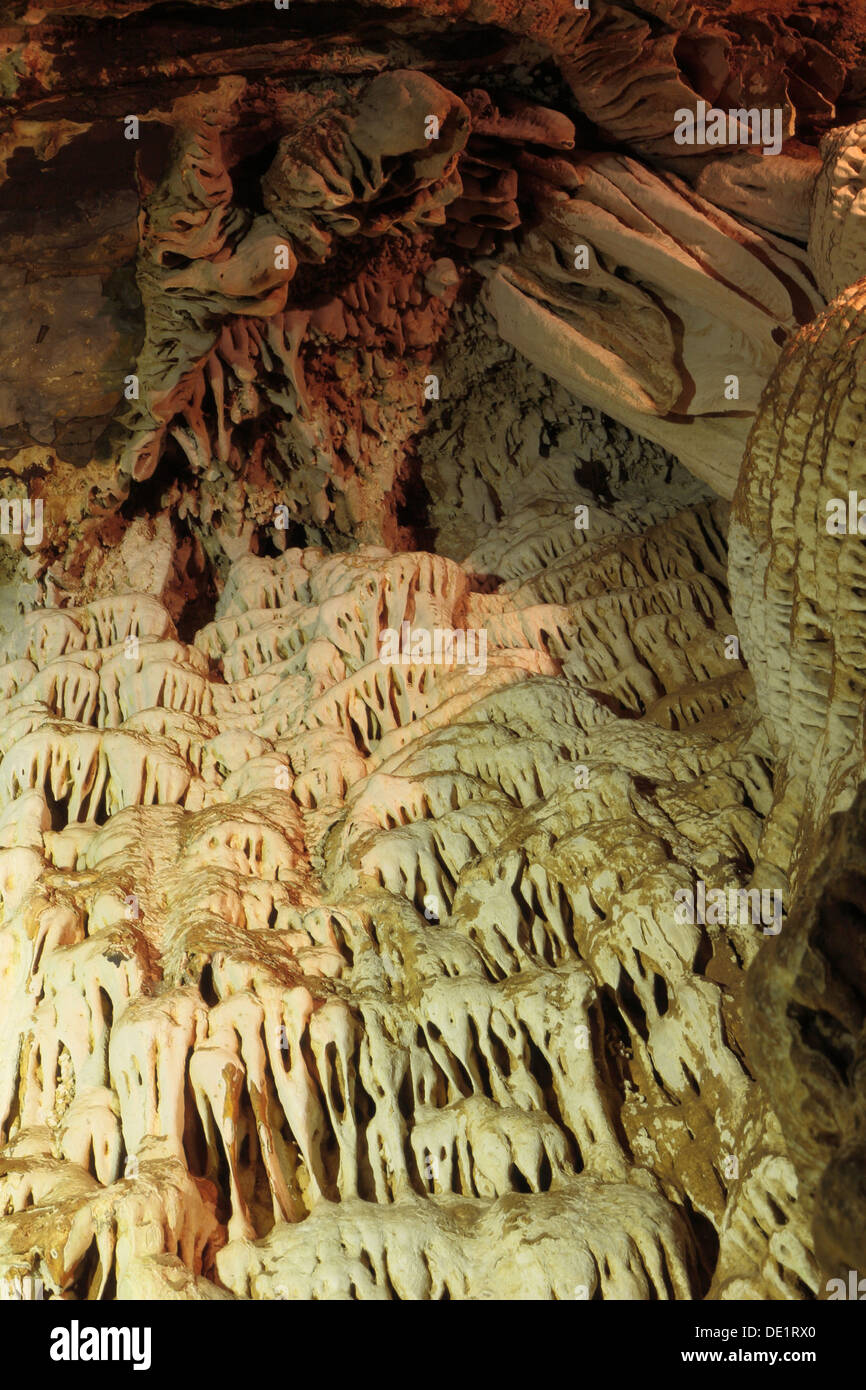 Estalactitas y estalagmitas en la cueva del Eco, la provincia de Mpumalanga, Sudáfrica Foto de stock