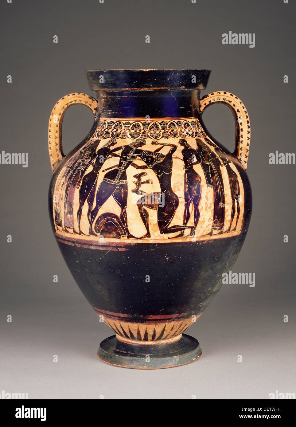 Buhardilla Black-Figure Amphora; atribuye a Lydos o pintor cerca Lydos, griego (ático) Foto de stock