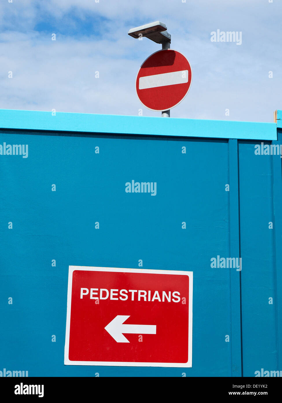 No hay ninguna entrada y Signos peatonales sobre azul valla UK Foto de stock