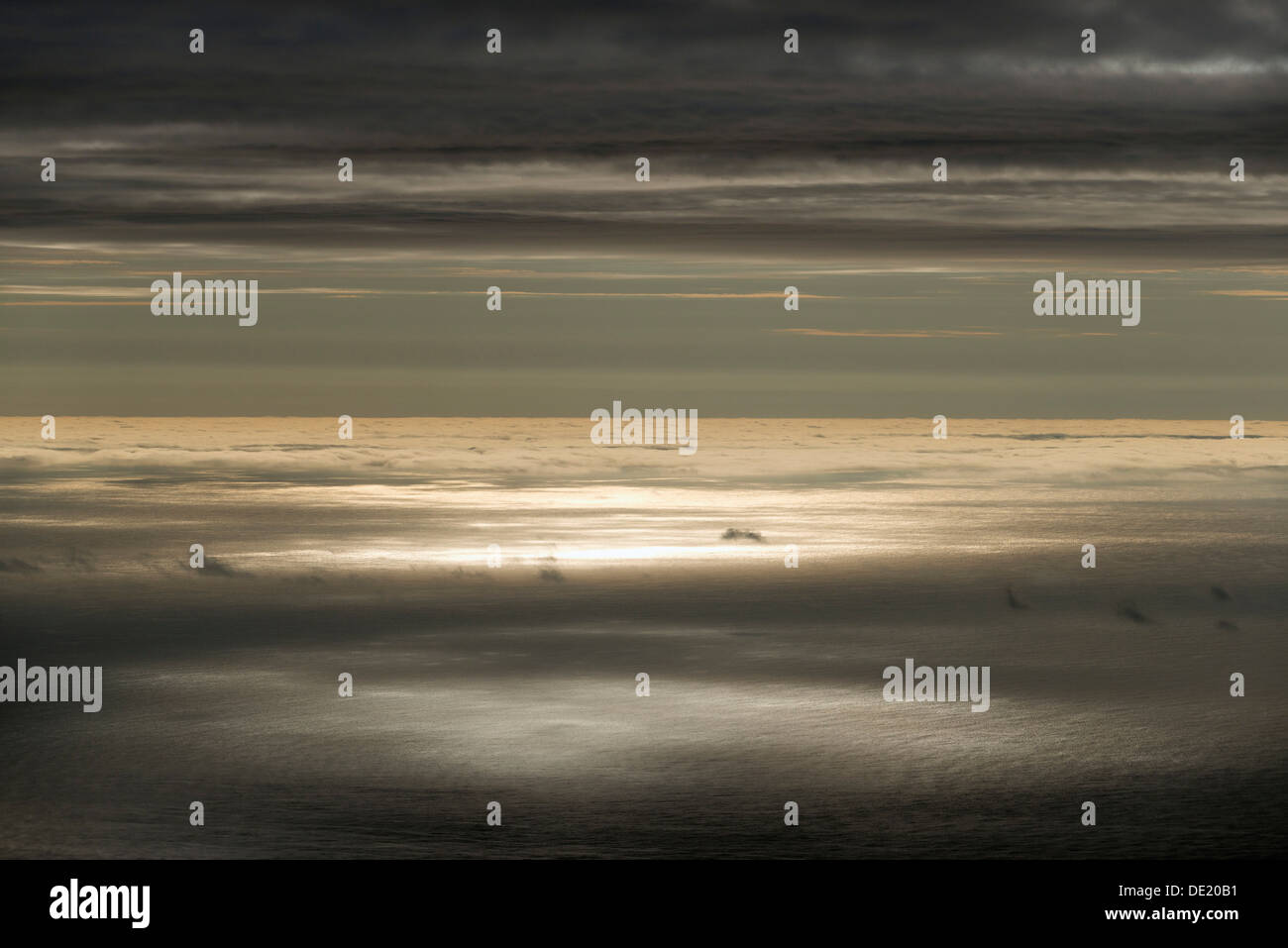 Sol reflejado en la superficie del mar, nubes, Eysturoy, Islas Feroe, Dinamarca Foto de stock