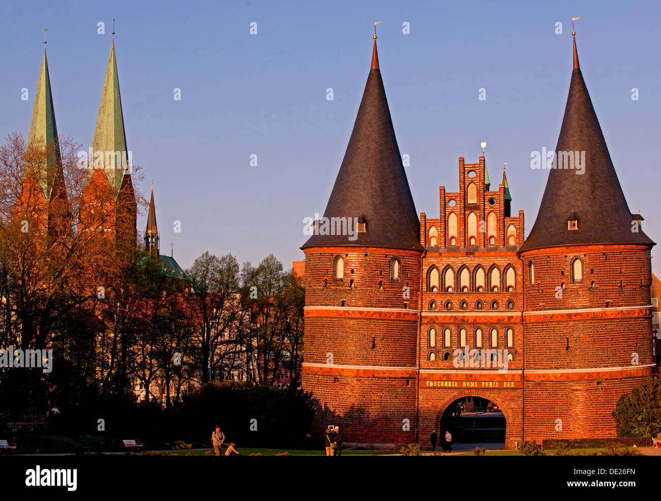 Puerta de Holsten con la Iglesia de Santa María, Norddeutschland, Lübeck, Schleswig-Holstein, Alemania Foto de stock