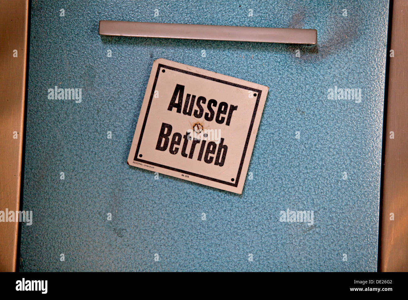 Unidad de recogida de basuras de mostrar el mensaje 'Ausser Betrieb" alemán para "fuera de acción" Foto de stock