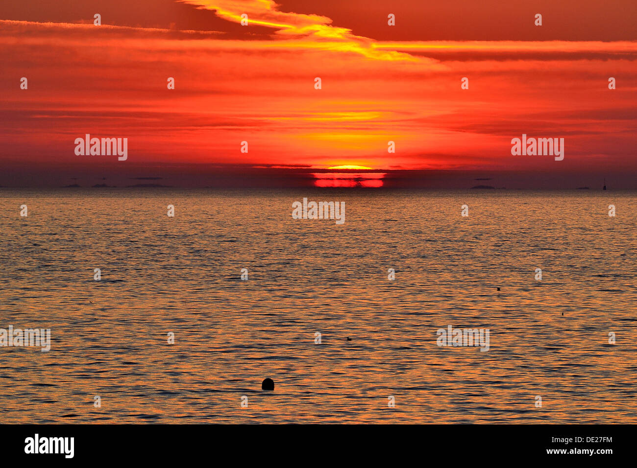 Puesta de sol sobre la línea del horizonte del mar, Donville-les-Bains, cerca de GRANVILLE (Baja Normandía, Francia). Foto de stock
