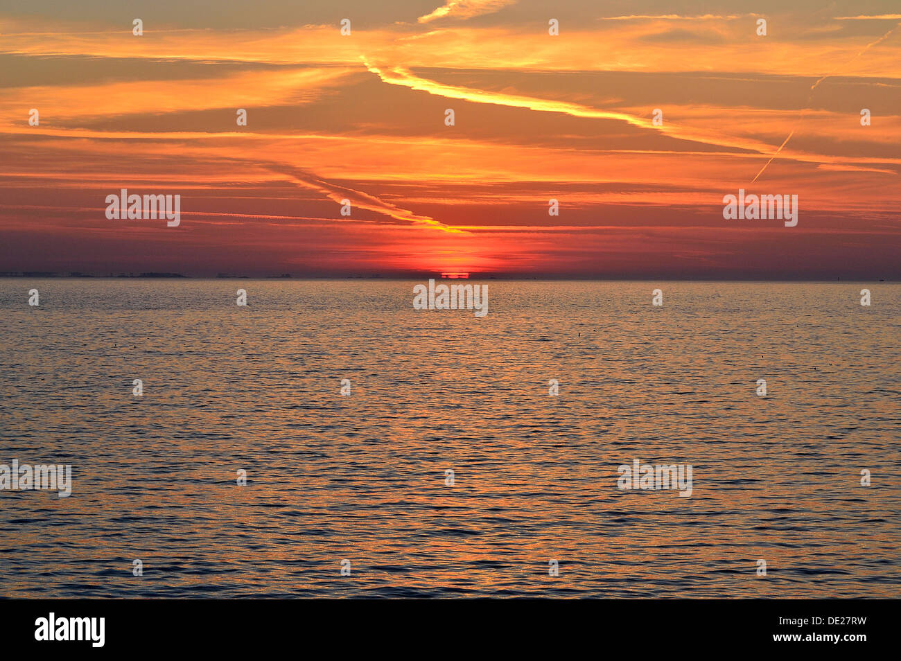 Puesta de sol sobre la línea del horizonte del mar, Donville-les-Bains, cerca de GRANVILLE (Baja Normandía, Francia). Foto de stock
