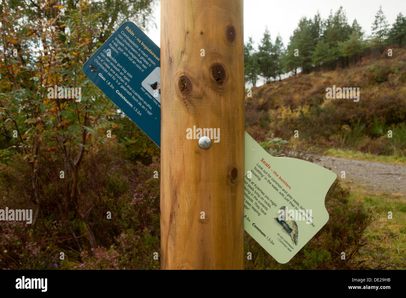 Tire de la junta información sobre los mamíferos marinos a Kylerhea Trail, Isla de Skye, Escocia, Reino Unido Foto de stock