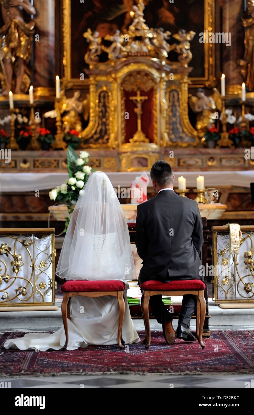 Boda en la iglesia, la novia y el novio sentado en frente del altar Fotografía de stock - Alamy Boda en la iglesia, la novia y el novio sentado en frente del altar Fotografía de stock - Alamy