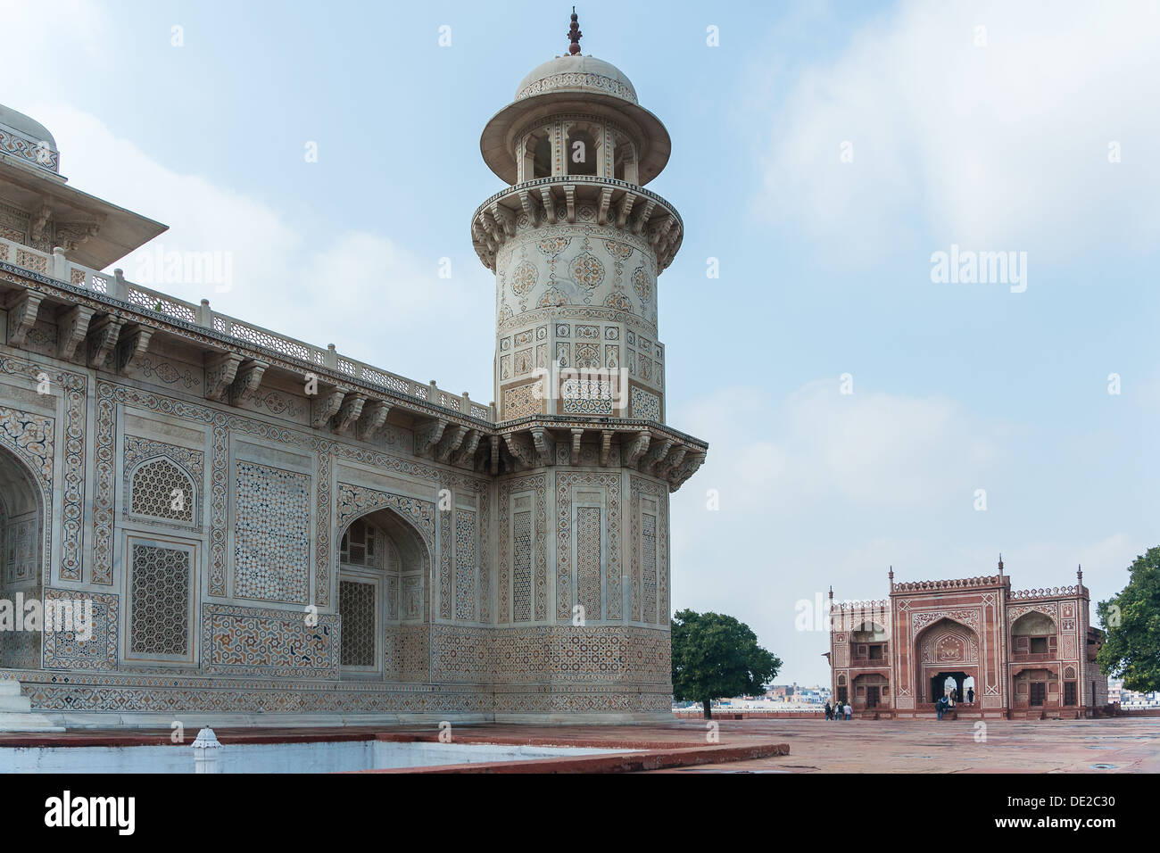 Minarete de Agra's Baby Taj mausoleo con West Gate en el fondo, la India. Foto de stock