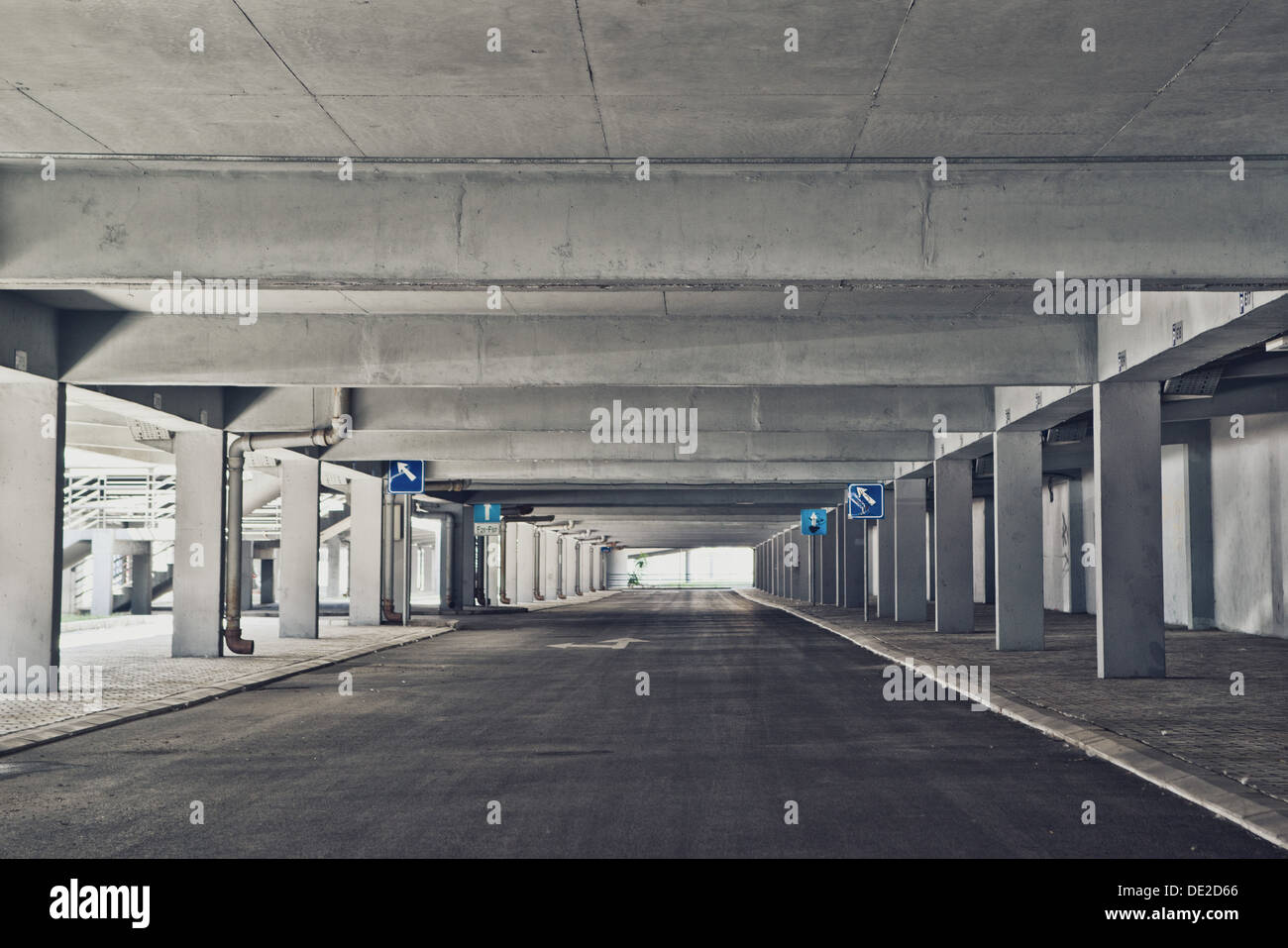 Garage público detalle de carretera con flecha como marca de dirección. Foto de stock