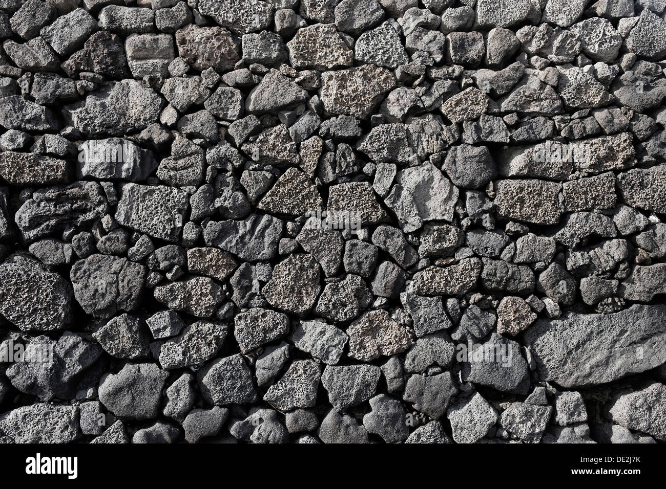 Muro seco construido de rocas de lava apiladas individualmente, característica típica de Lanzarote, Lanzarote, Islas Canarias, España Foto de stock