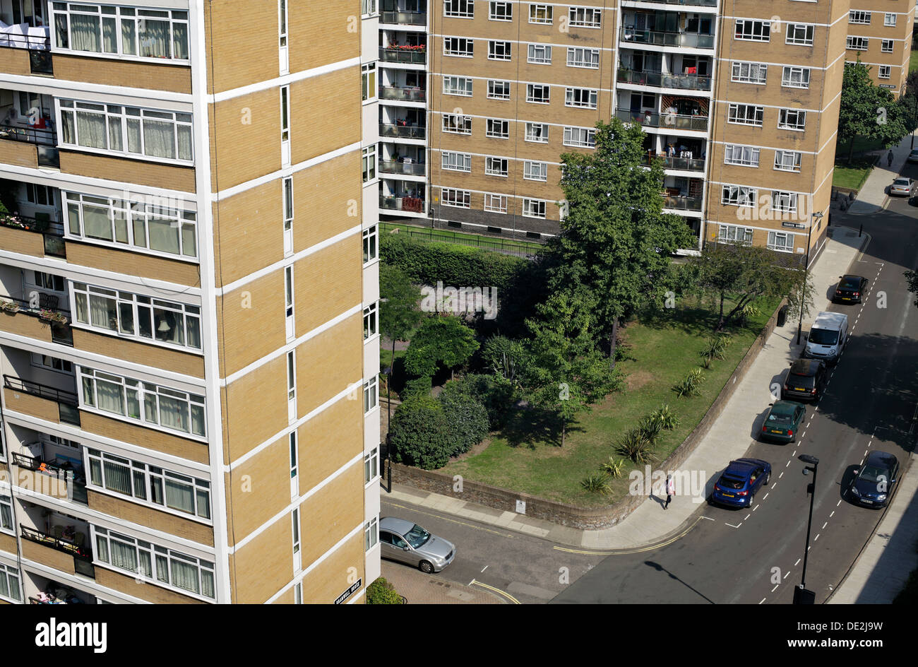Mirando hacia abajo sobre la parte de los Jardines de Churchill Estate, Pimlico, Londres - bloques de viviendas de varios pisos con espacios verdes entre ellos. Foto de stock