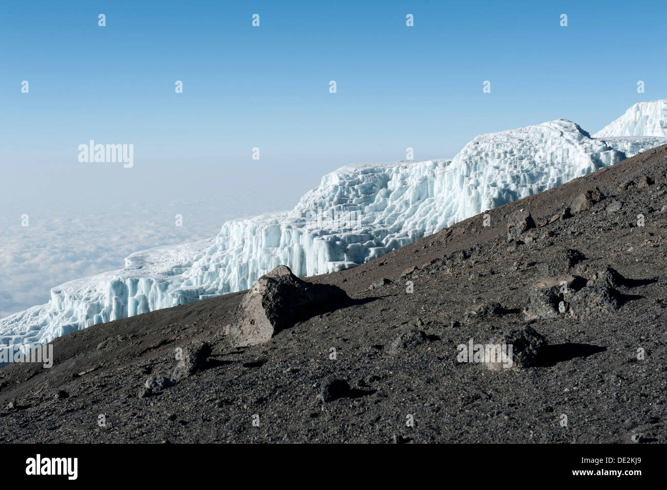 El hielo glaciar Rebmann, en el borde del cráter del Kibo, cumbre del Pico Uhuru, volcán extinto, Kilimanjaro, Parque Nacional Foto de stock