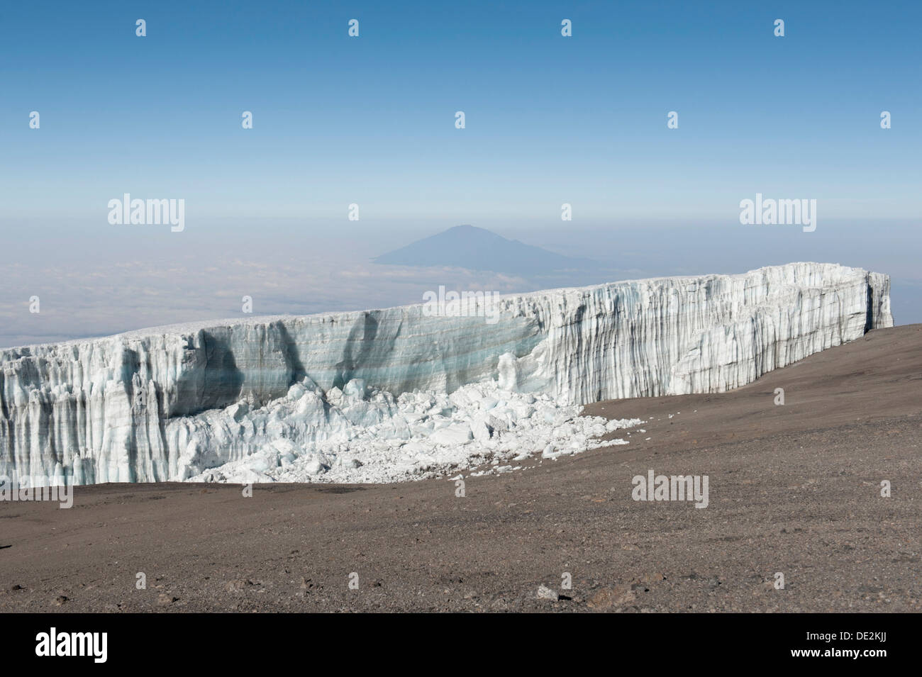 Fusión del hielo, la pared de hielo roto, Kersten glaciar en el borde del cráter del Kibo, cumbre del Pico Uhuru, volcán extinto Foto de stock