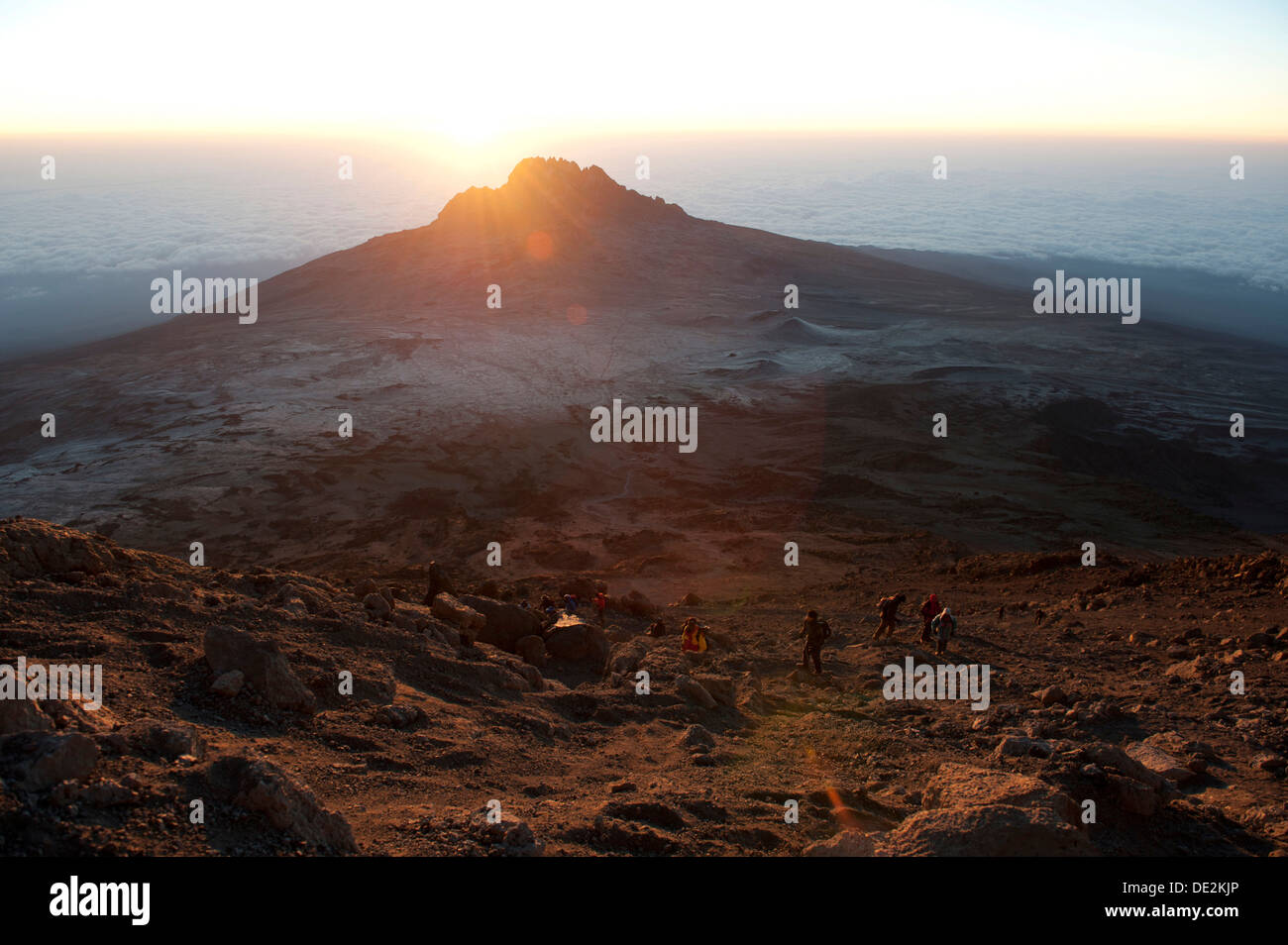 Amanecer sobre el Monte Mawenzi, volcán extinto, escaladores durante la ascensión al cráter del Kibo Foto de stock