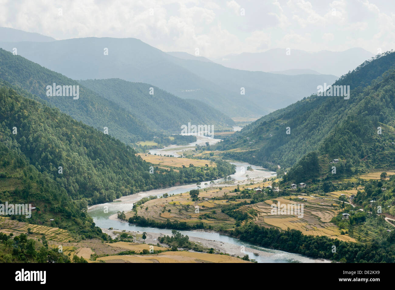 Paisaje de Río, río serpenteante a través de un valle cerca de Punakha, el Himalaya, el Reino de Bhután, Asia Meridional, Asia Foto de stock