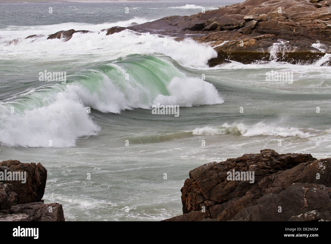 Las olas rompen en las rocas en Horgabost costera en la isla de Harris, Escocia Foto de stock