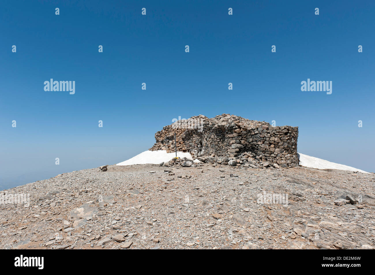 Capilla Ortodoxa Griega de toscas piedras, montaña Psiloritis o monte Ida, la montaña más alta de Creta, 2456 m Foto de stock