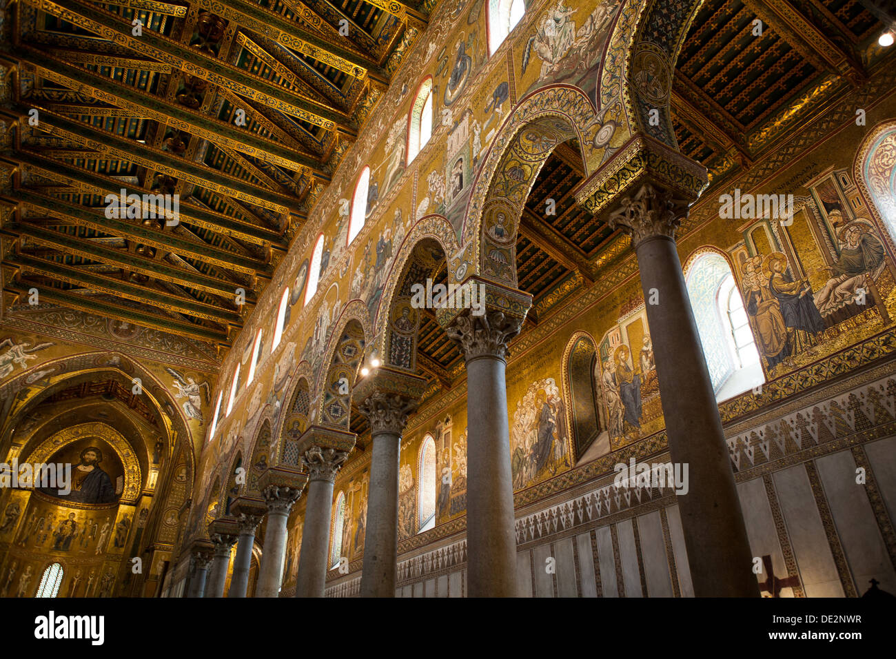 Interior de la catedral de Monreale Monreale en la provincia de Palermo, Sicilia. Foto de stock