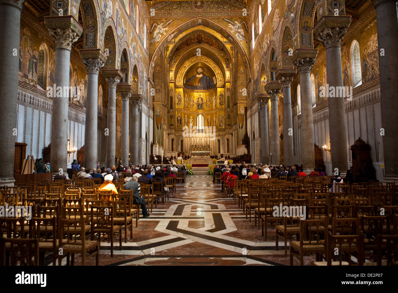 Interior de la catedral de Monreale Monreale en la provincia de Palermo, Sicilia. Foto de stock