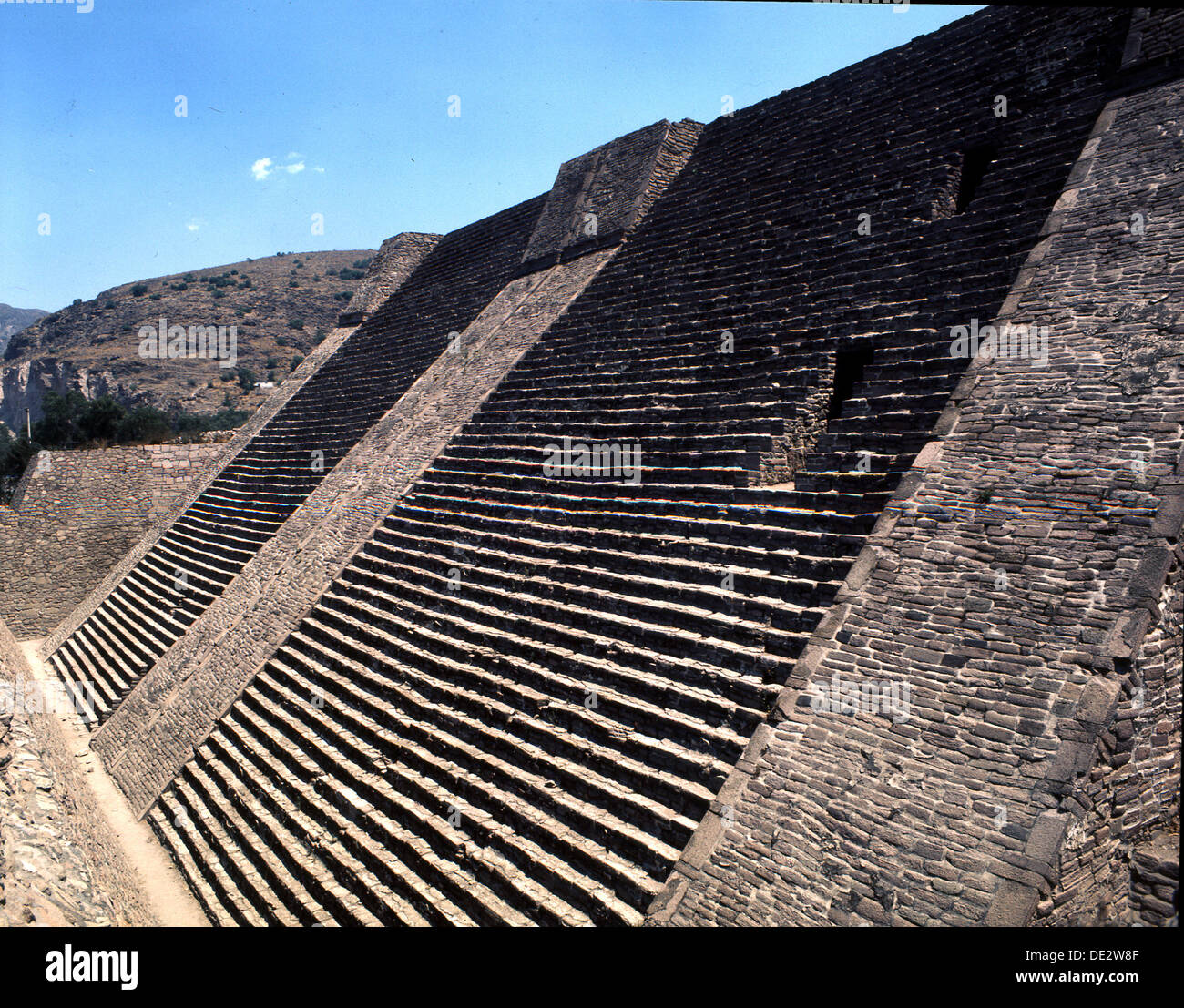 Escalera doble del templo azteca en Tenayuca. Foto de stock