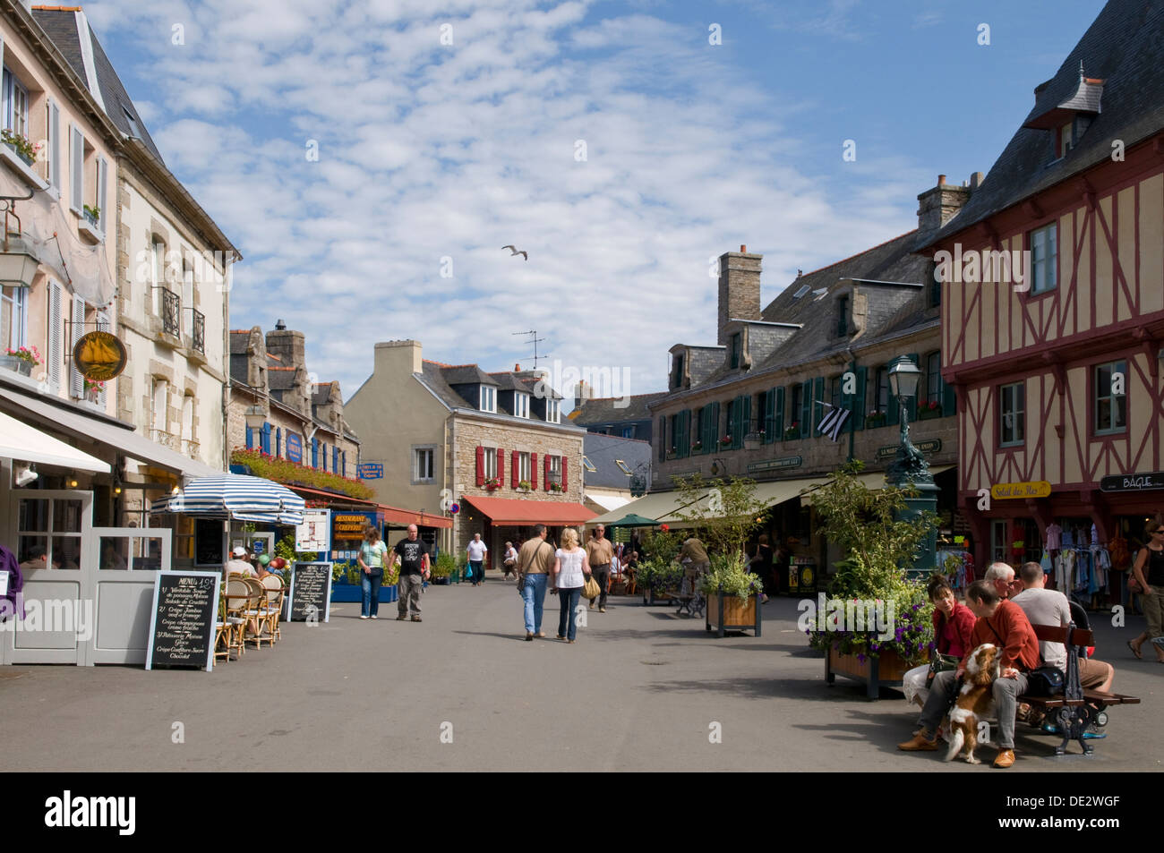 Dentro de la ciudad amurallada de Concarneau, Bretaña, Francia Foto de stock