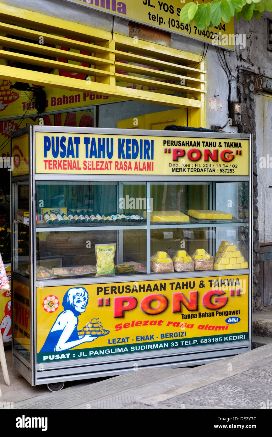 La tienda local de venta de tofu local con el nombre de la marca comercial de pong Foto de stock