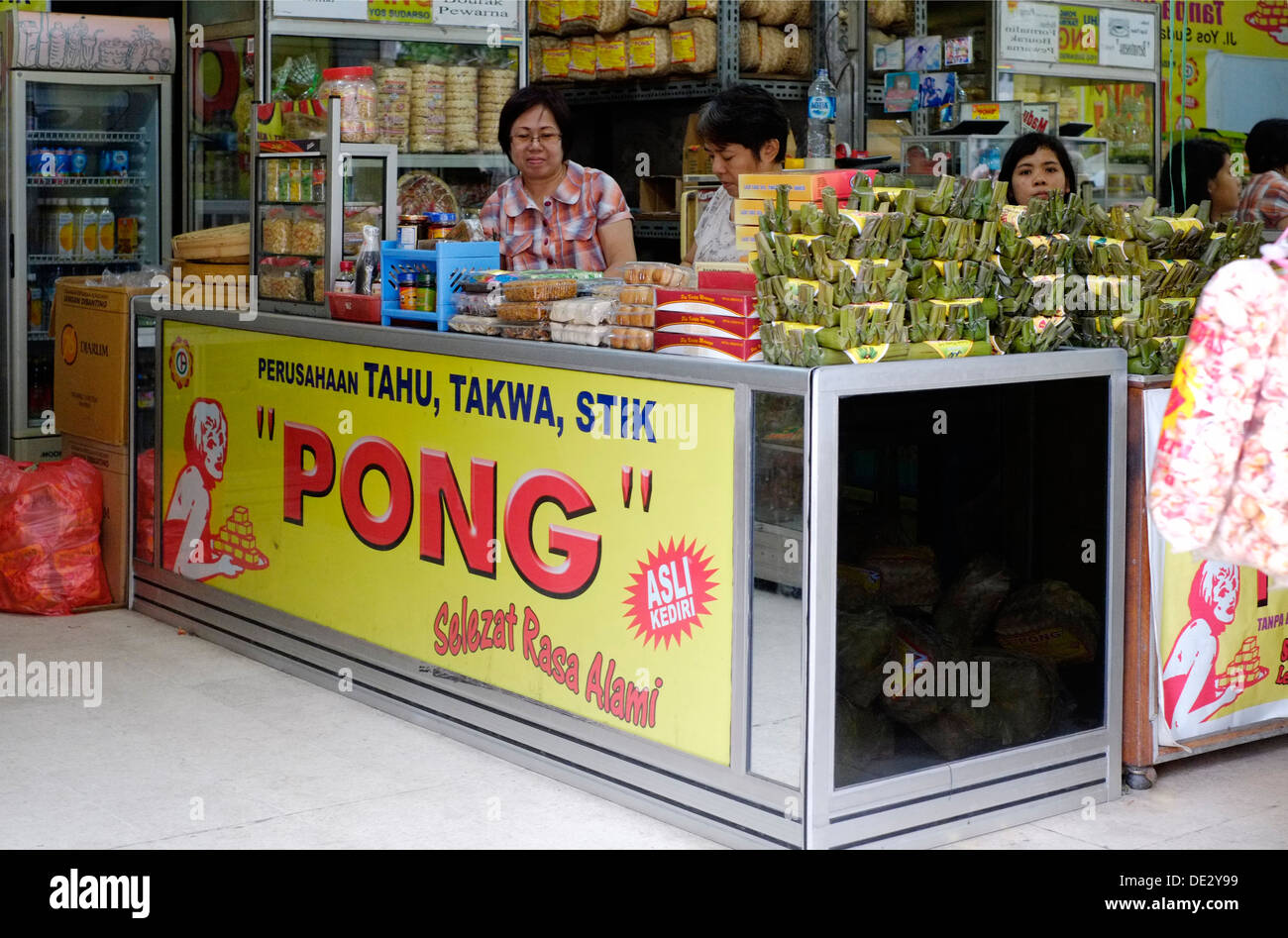 La tienda local de venta de tofu local con el nombre de la marca comercial de kediri pong java indonesia Foto de stock