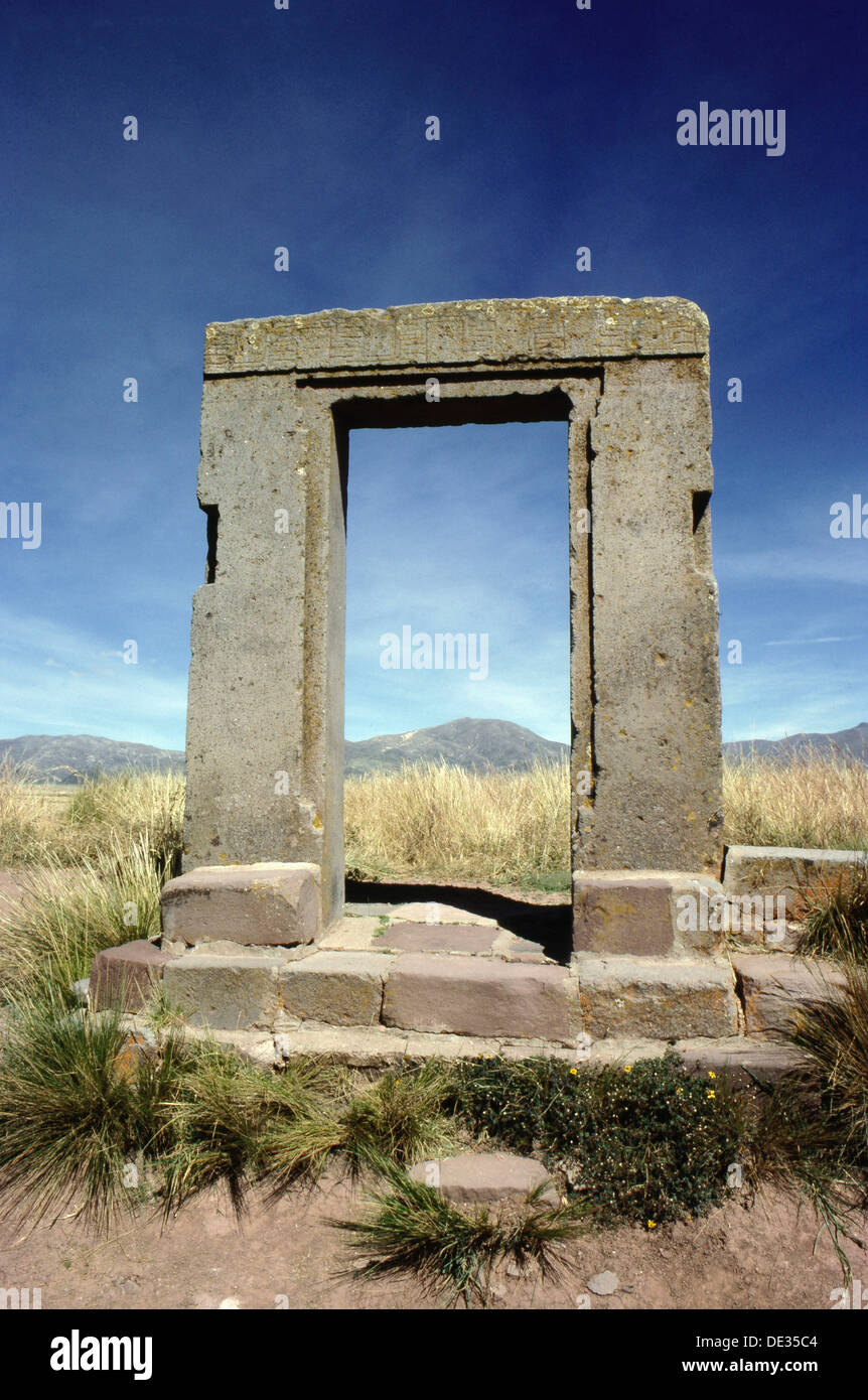 Vista de la puerta de la Luna en Tiahuanaco, Bolivia Fotografía de stock -  Alamy