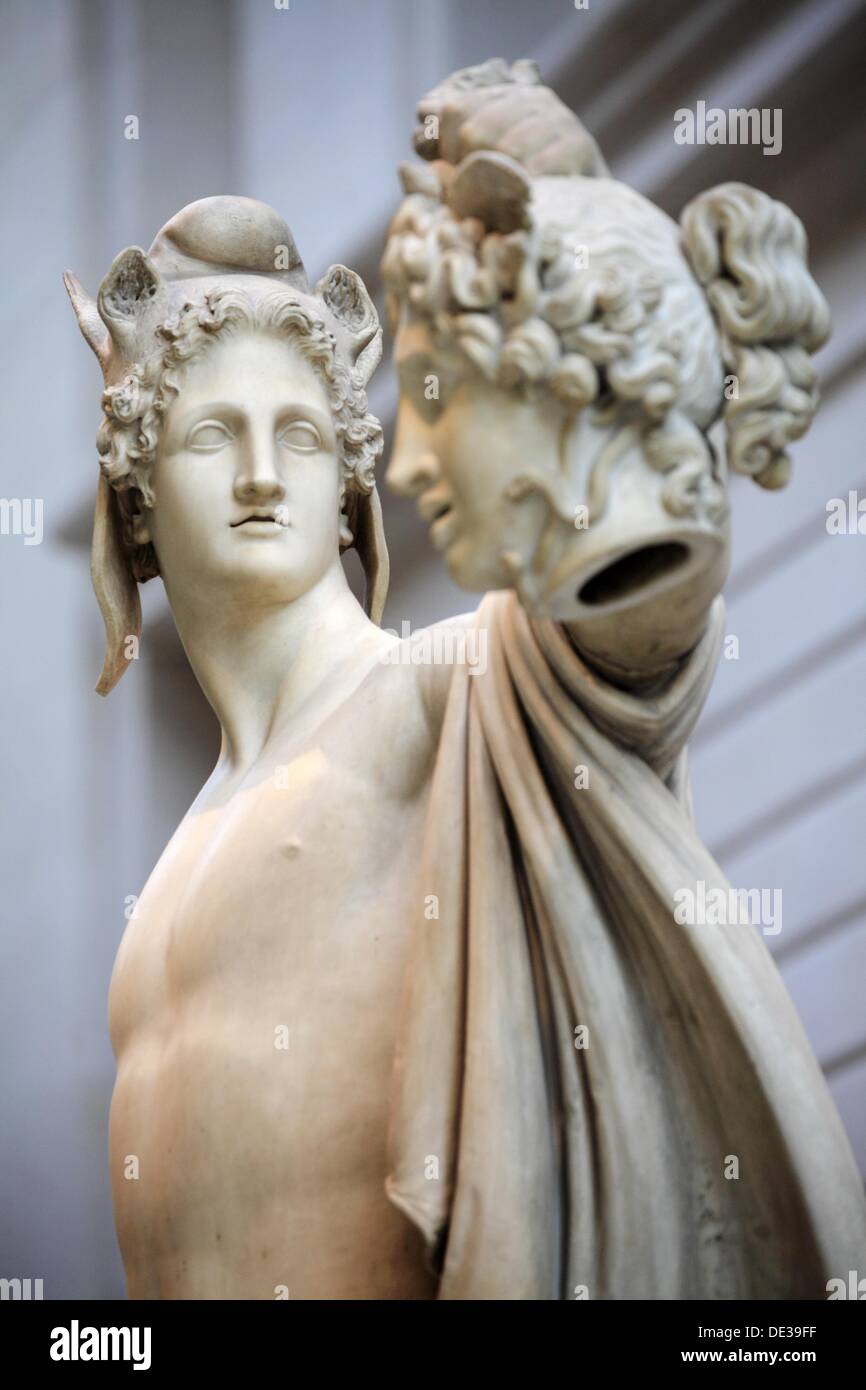 Un cerrado arriba vista de la estatua de mármol de Perseo con la cabeza de Medusa en el Museo