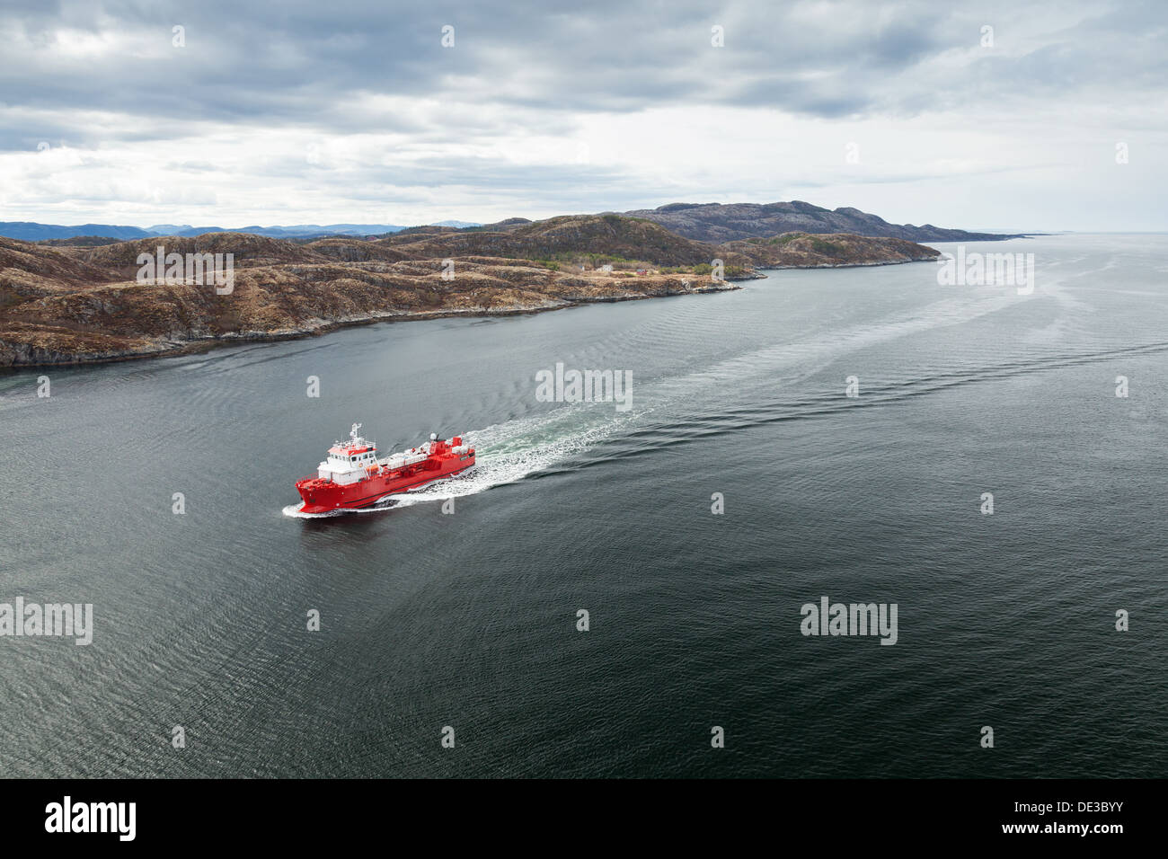 Los pequeños productos de aceite roja Noruega buque cisterna en el fiordo Foto de stock