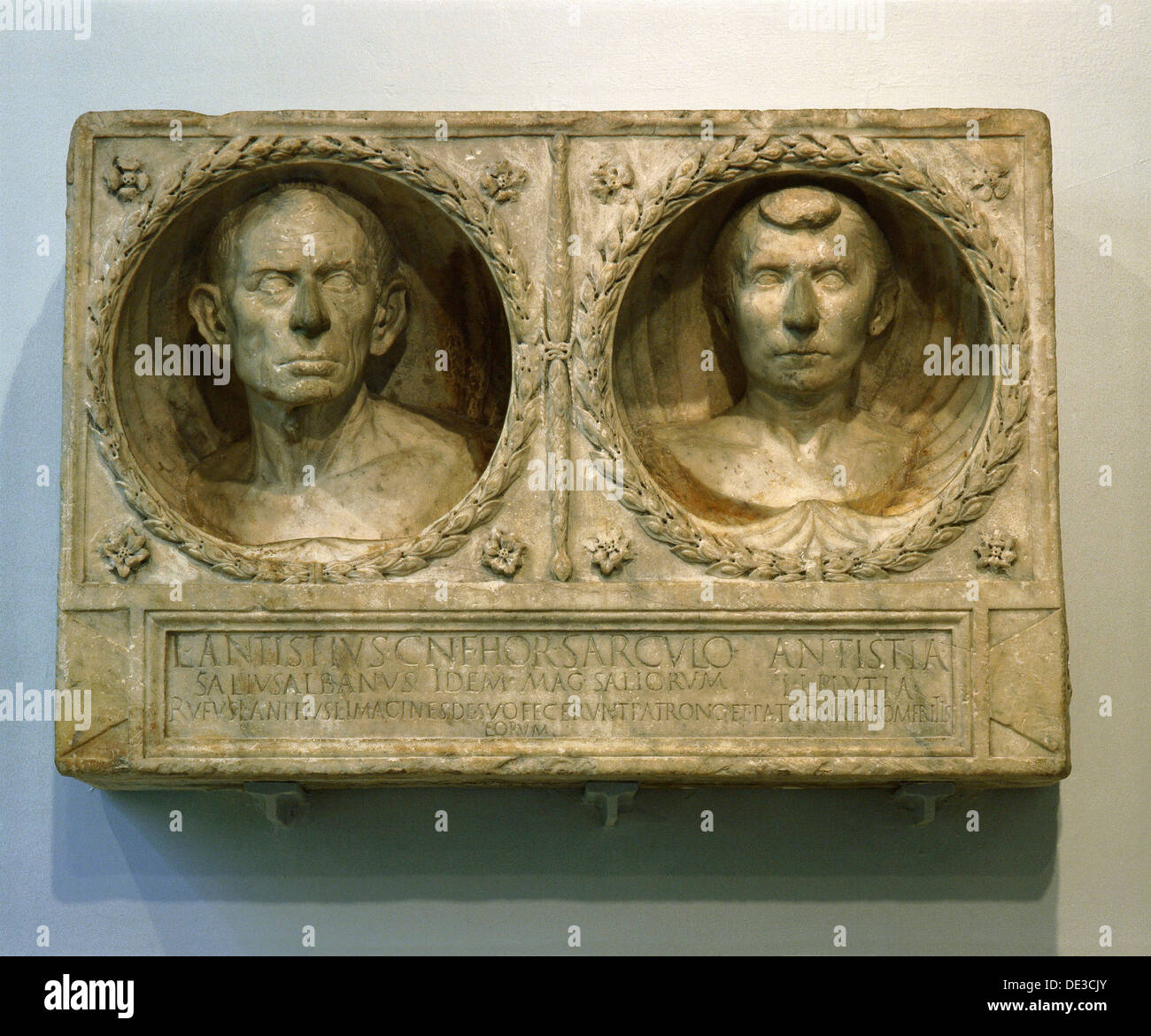 Parte del monumento funerario de Lucius Antistius Sarculo, un sacerdote romano nacido libre de la orden y Salian y su esposa, Antistia Plutia freedwoman. Foto de stock