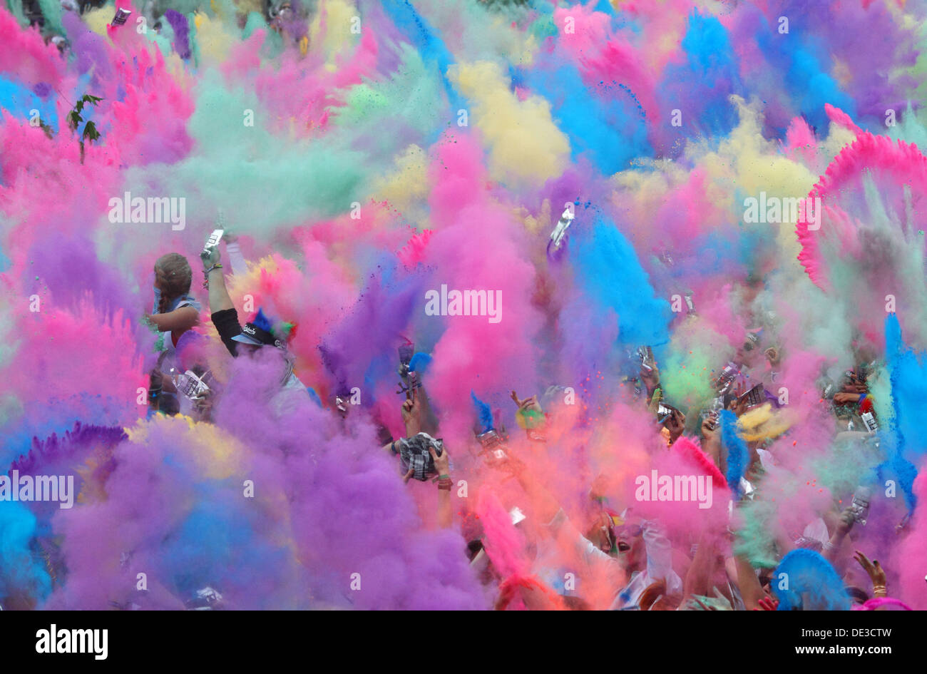 Berlín, Alemania, Batalla de pintura en polvo de la Indian Holi festival  Fotografía de stock - Alamy