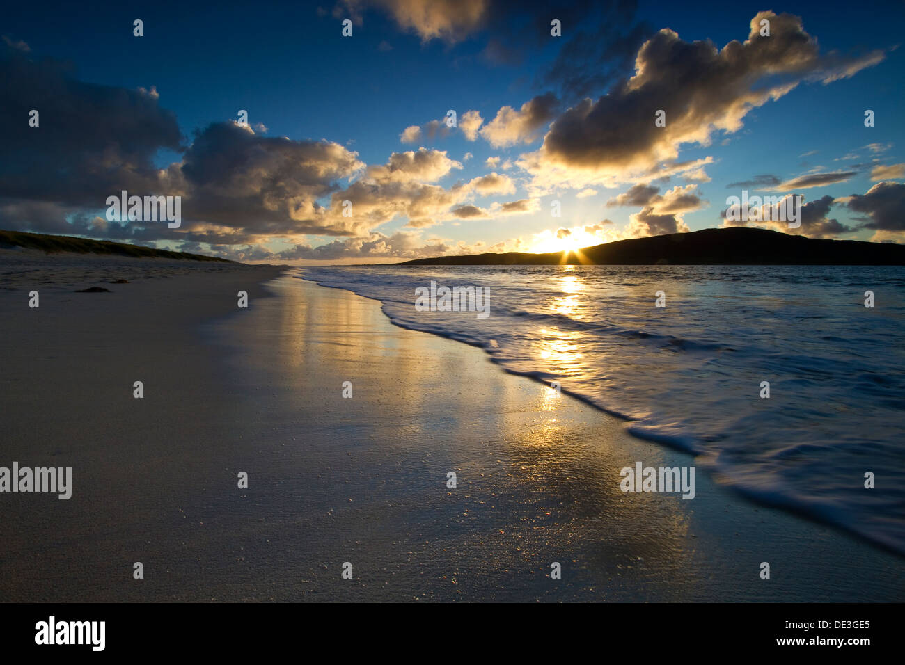 Atardecer en Luskentire Beach en la isla de Harris, Escocia. Tomada mirando hacia la isla de Taransay Foto de stock