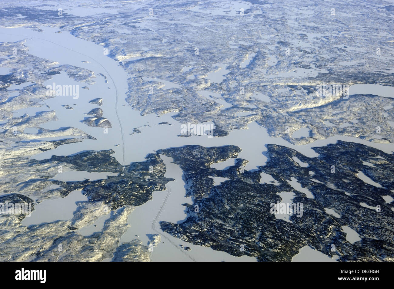 Vista aérea de la carretera que une el hielo de las minas de oro del sur, Territorios del Noroeste, Canadá Foto de stock