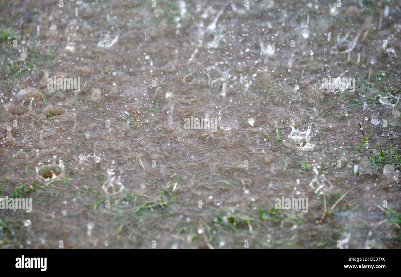 Bad Doberan, Alemania, patrón de las gotas de lluvia en un charco Foto de stock
