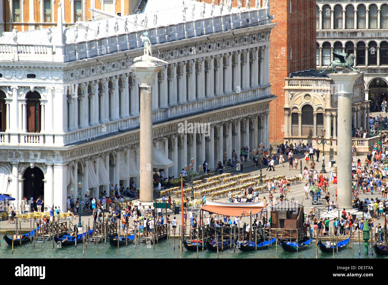 Plaza de San Marcos en Venecia, llena de turistas y la columna con el león alado, símbolo de la República Veneciana 1 Foto de stock