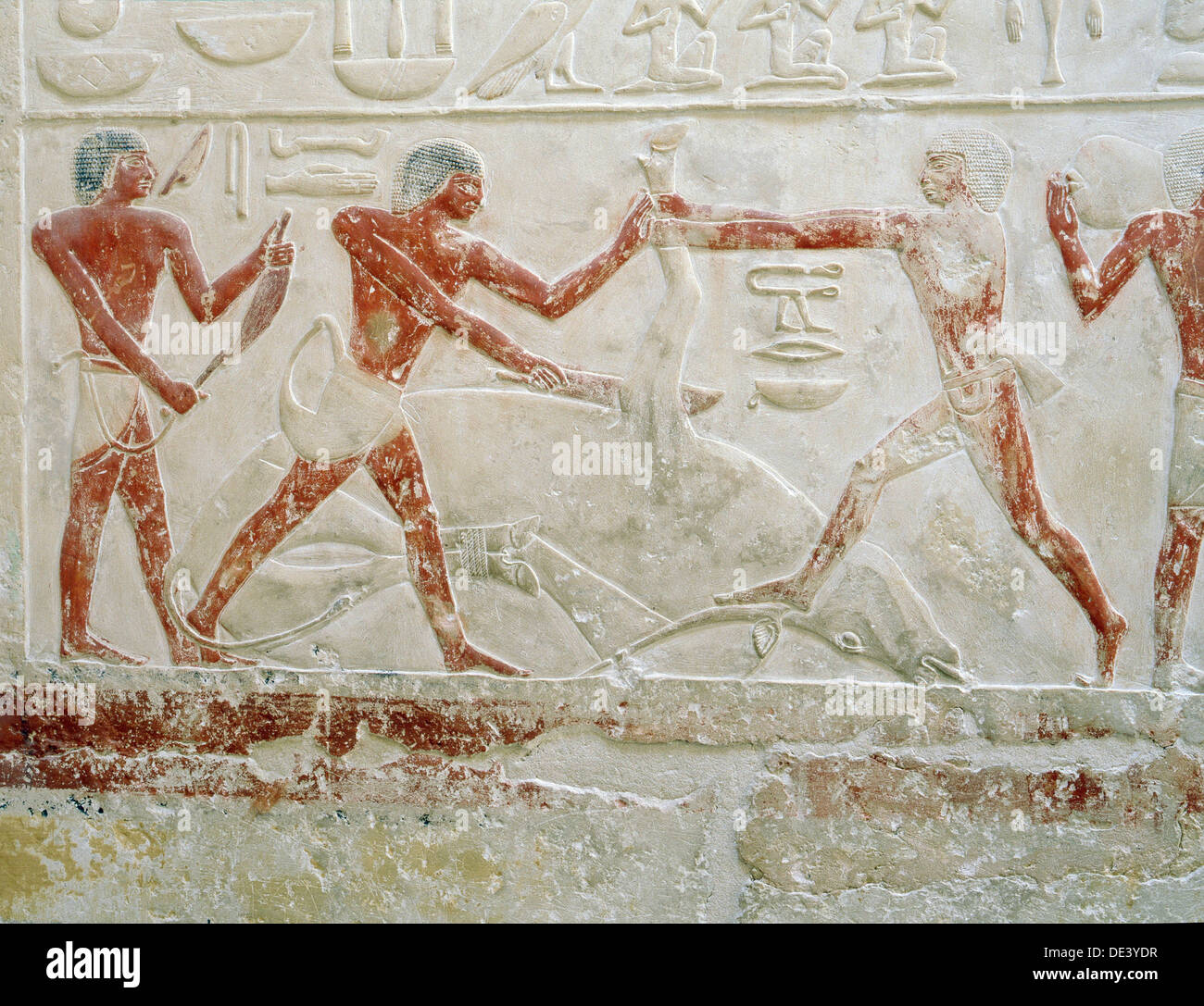 Un alivio en la tumba de la Princesa Idut Sesh-seshet en Saqqara representando el acuartelamiento de los bueyes. Foto de stock