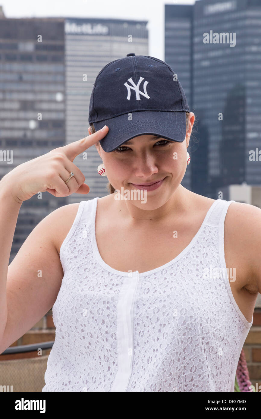 MLB Yankees Baseball Fan femenina en Midtown Manhattan, en la ciudad de Nueva York Foto de stock