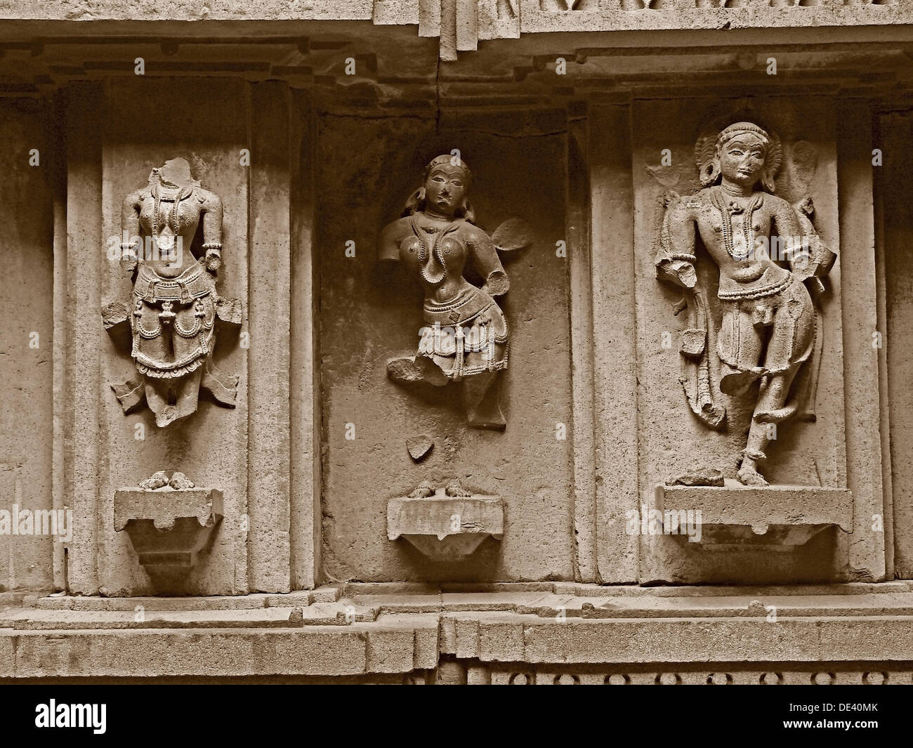 Esculturas talladas, ruinas del templo de señor Shiva, Yawat Bhuleshwar, Maharashtra, India Foto de stock