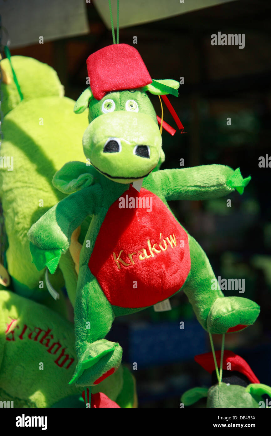 Dragon juguete blando para venta de souvenirs en Río Wisla cerca de Wawel,  en Cracovia, Polonia Fotografía de stock - Alamy