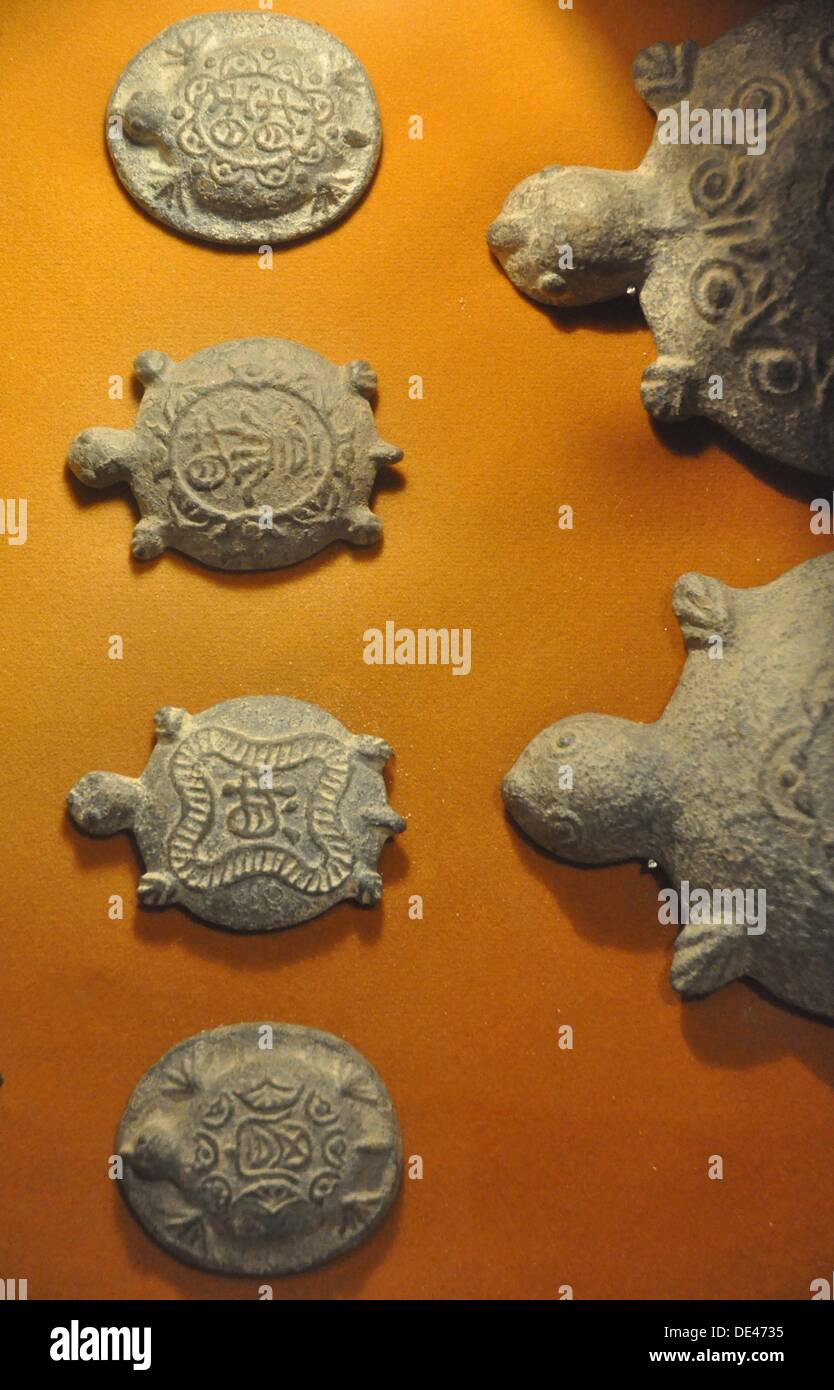 Malaca (Malasia): monedas antiguas, con forma de tortuga, en el Museo de Etnografía e Historia Foto de stock
