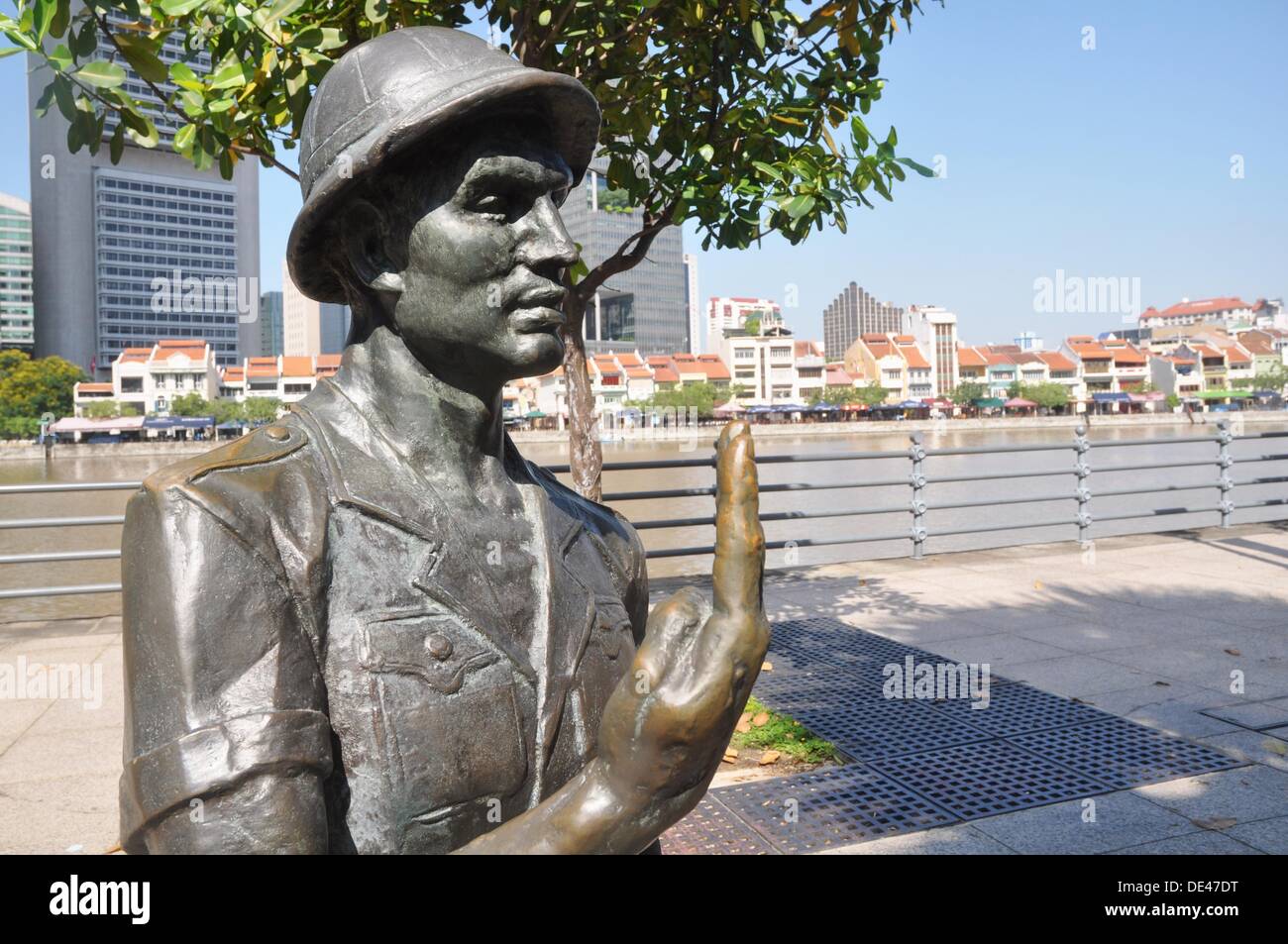 Singapur: parte de la escultura 'La Gran Emporium' a lo largo del banco del río Singapur Foto de stock