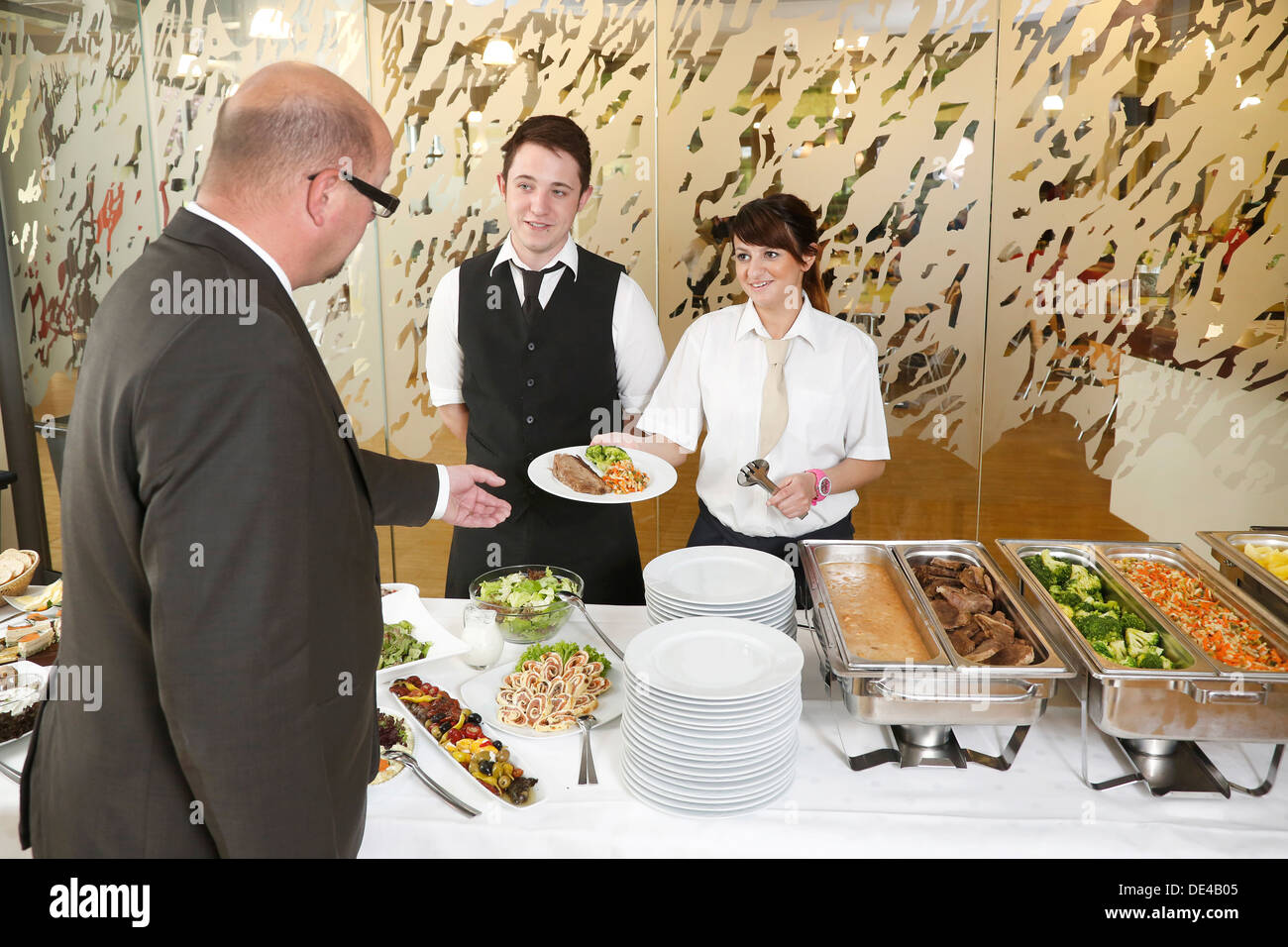Moers, Alemania, aprendiz y gestión de restaurantes restaurante especialista Foto de stock