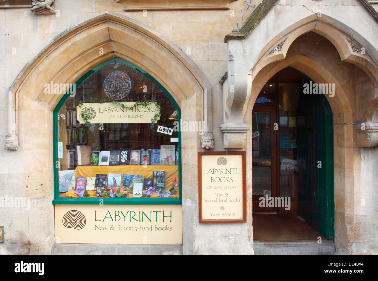 Laberinto de libros, una estrafalaria librería independiente en Glastonbury. Somerset. Inglaterra. En el Reino Unido. Foto de stock