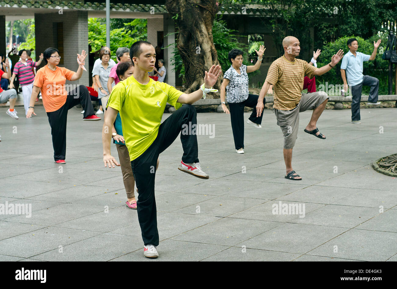 La gente que practica tai chi en el parque, Guangzhou, China Foto de stock